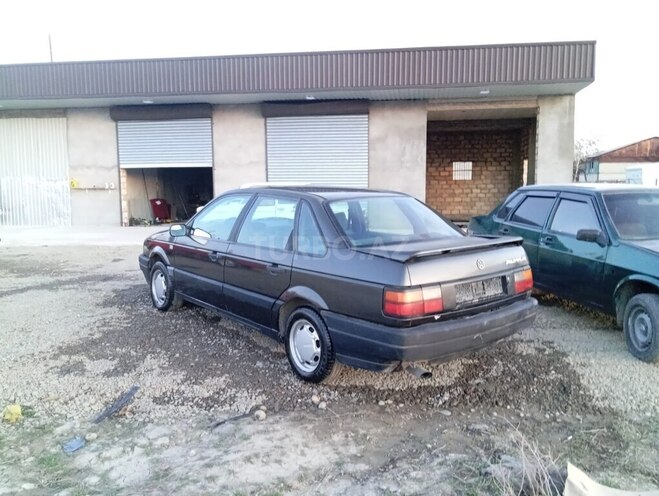 Volkswagen Passat 1990, 290,000 km - 1.8 l - Mingəçevir