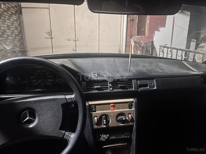 Mercedes E 250 1987, 330,000 km - 2.5 l - Qazax