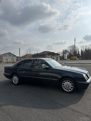 Mercedes E 270 2001, 395,000 km - 2.7 л - Zaqatala