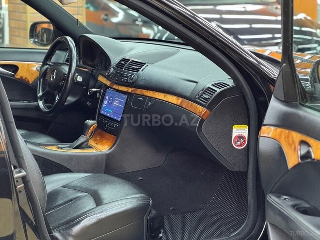 Mercedes E 220-11