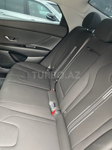 Hyundai Elantra-12