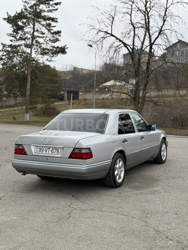 Mercedes E 200 1993, 122,000 km - 2.0 l - Quba