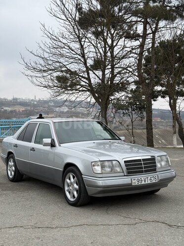 Mercedes E 200 1993, 122,000 km - 2.0 l - Quba
