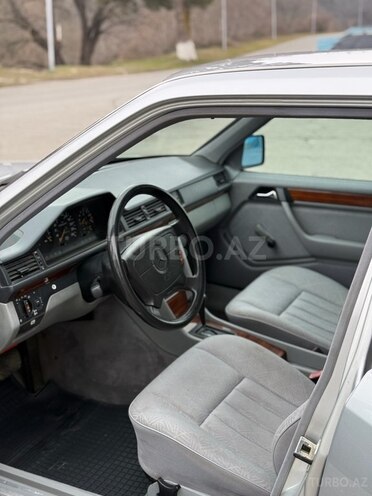 Mercedes E 200 1993, 122,000 km - 2.0 l - Quba