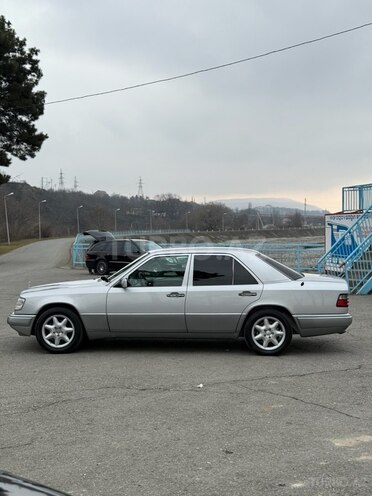 Mercedes E 200 1993, 122,000 km - 2.0 l - Quba