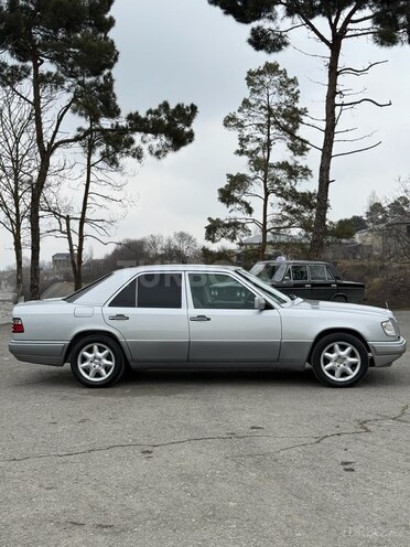Mercedes E 200 1993, 122,000 km - 2.0 l - Quba