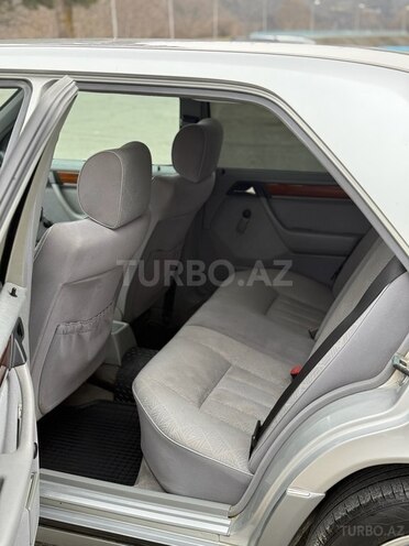 Mercedes E 200 1993, 122,000 km - 2.0 l - Quba