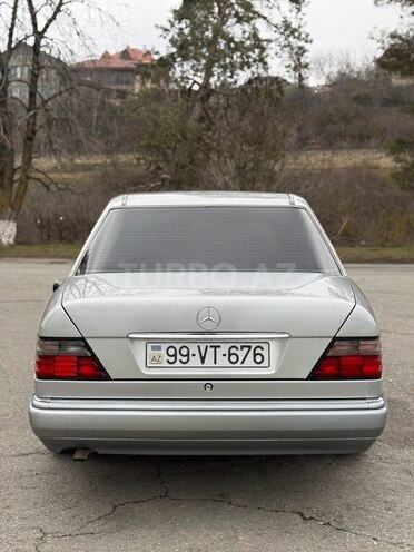 Mercedes E 200 1993, 122,000 km - 2.0 l - Quba