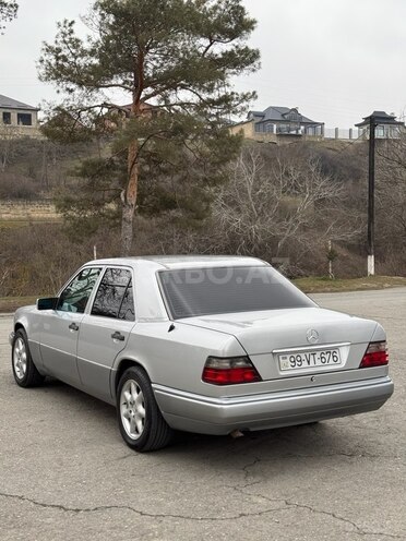 Mercedes E 200 1993, 122,000 km - 2.0 l - Quba