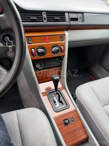 Mercedes E 200 1993, 122,000 km - 2.0 l - Quba