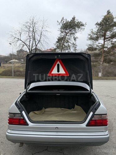 Mercedes E 200 1993, 122,000 km - 2.0 l - Quba