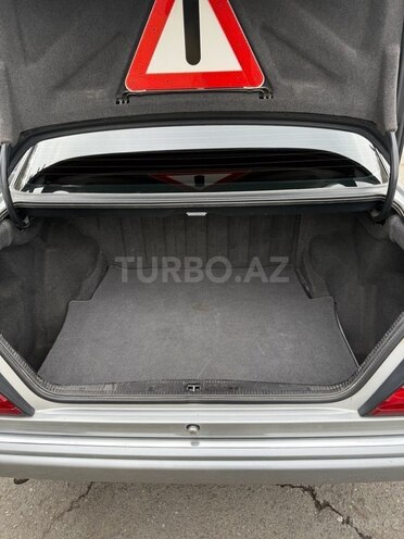 Mercedes E 200 1993, 122,000 km - 2.0 l - Quba