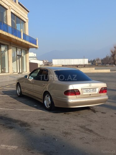 Mercedes E 220 d-4