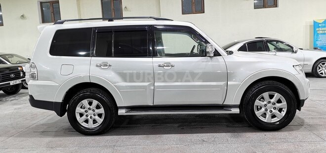 Mitsubishi Pajero-7