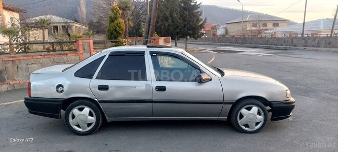 Opel Vectra 1995, 385,000 km - 1.8 л - Qax