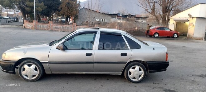 Opel Vectra 1995, 385,000 km - 1.8 л - Qax