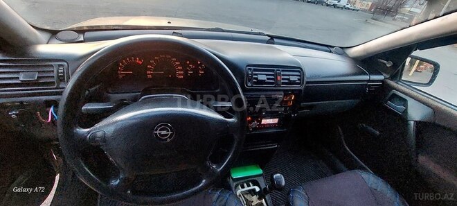Opel Vectra 1995, 385,000 km - 1.8 л - Qax