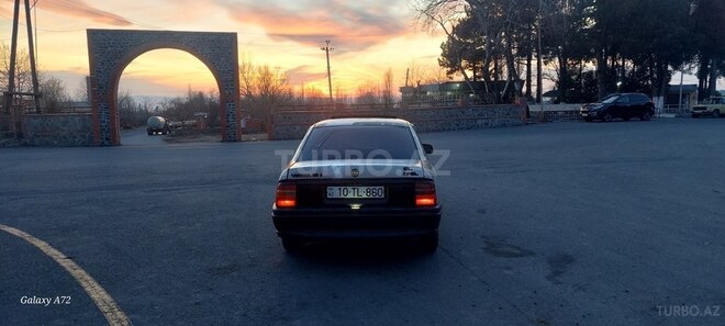 Opel Vectra 1995, 385,000 km - 1.8 л - Qax