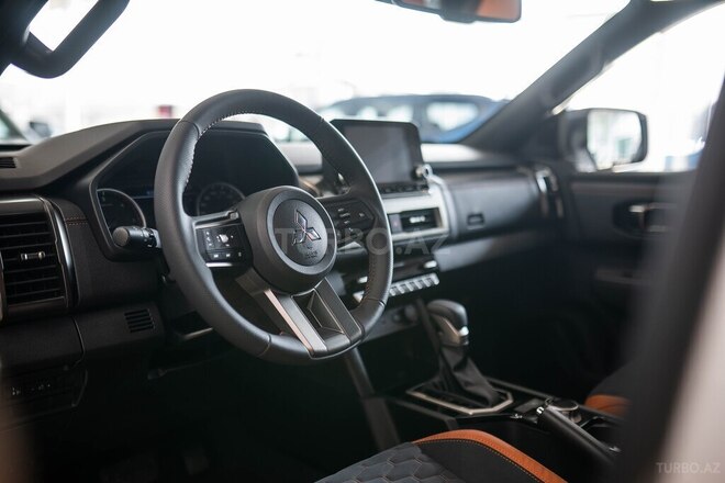 Mitsubishi L200-10
