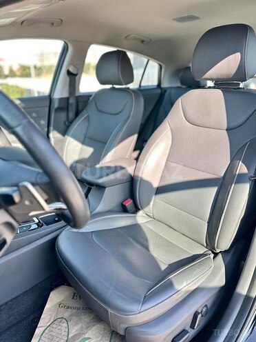 Hyundai IONIQ-14