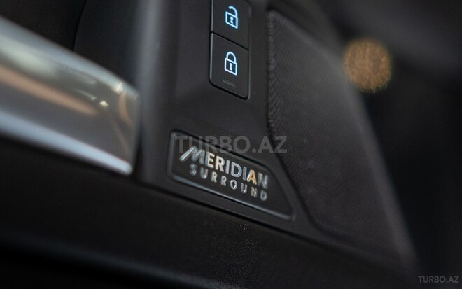 Land Rover Defender-11