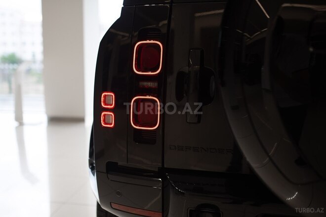 Land Rover Defender-7