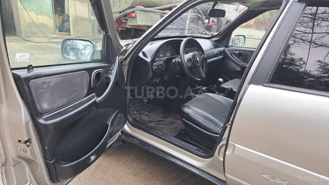 Chevrolet Niva 2011, 354,000 km - 1.7 l - Qazax