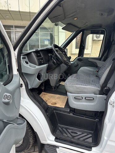 Ford Transit-17