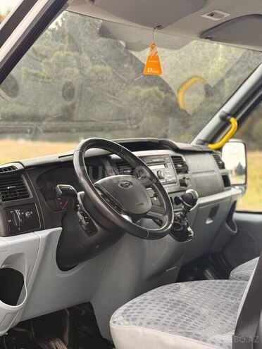 Ford Transit-13