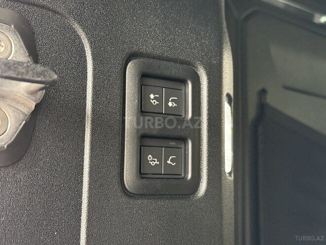Land Rover Defender-22