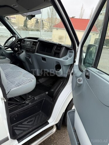 Ford Transit-11