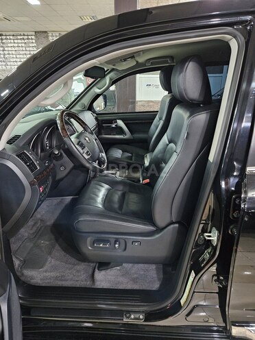 Toyota Land Cruiser-9