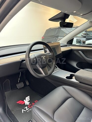 Tesla Model Y-12