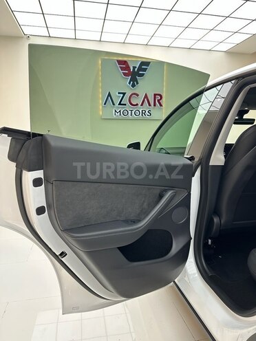 Tesla Model Y-16