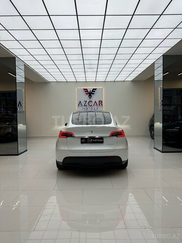 Tesla Model Y-9