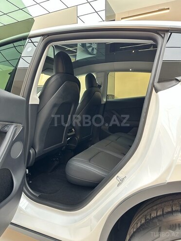 Tesla Model Y-17