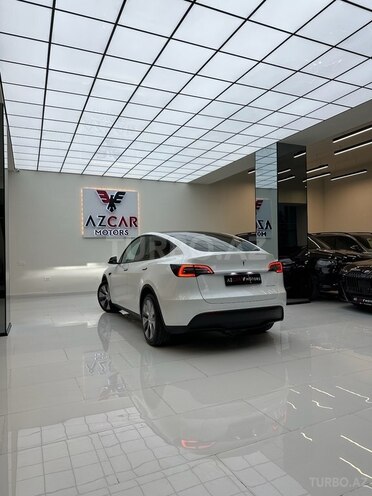 Tesla Model Y-8