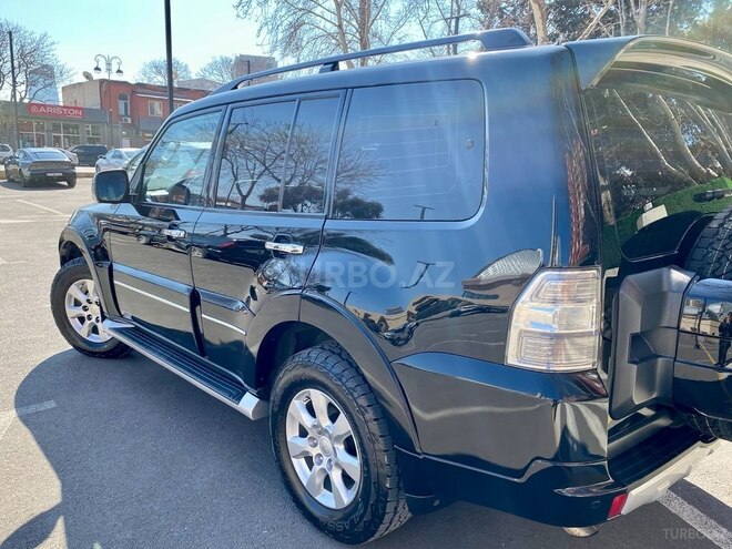 Mitsubishi Pajero-6