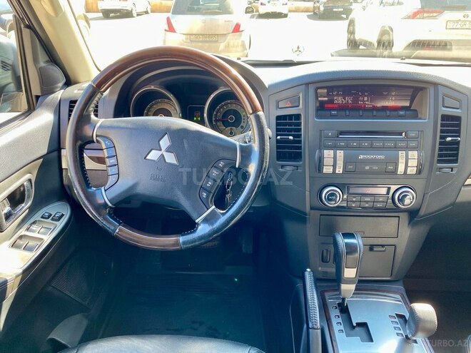 Mitsubishi Pajero-12