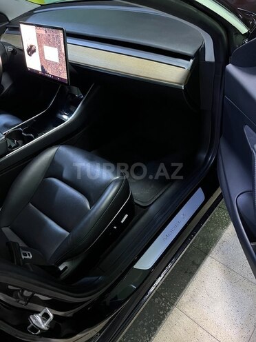 Tesla Model 3-13