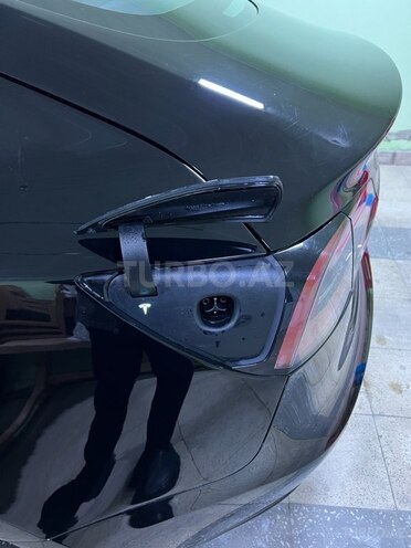 Tesla Model 3-10