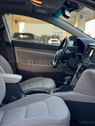 Hyundai Elantra-16