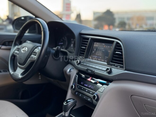 Hyundai Elantra-17