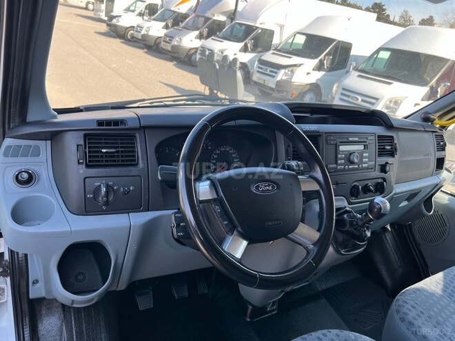 Ford Transit-13