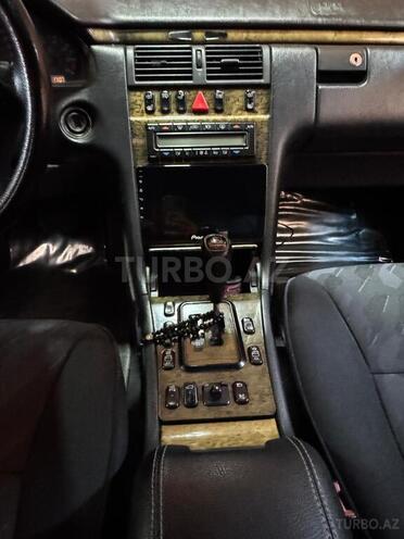 Mercedes E 240 2000, 300,000 km - 2.4 l - Bakı
