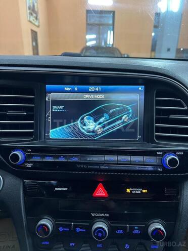 Hyundai Elantra-12