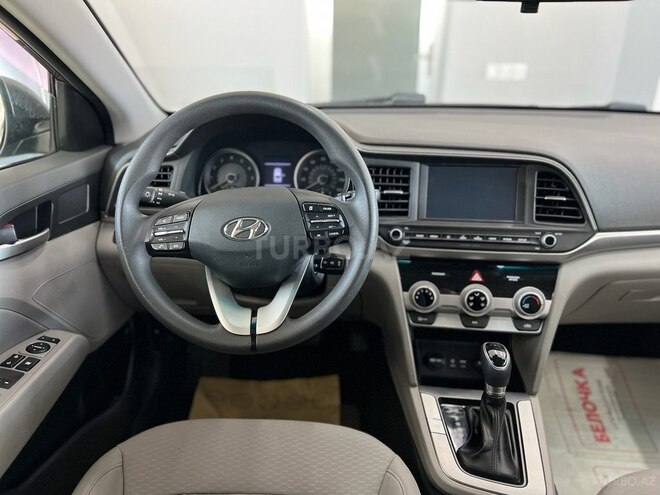 Hyundai Elantra-11