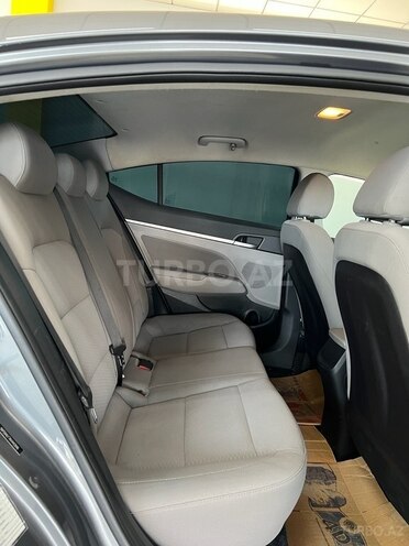 Hyundai Elantra-13