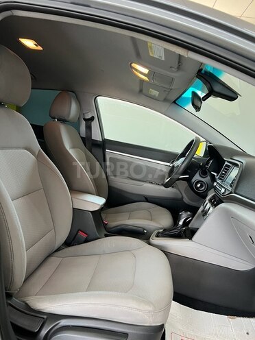 Hyundai Elantra-12