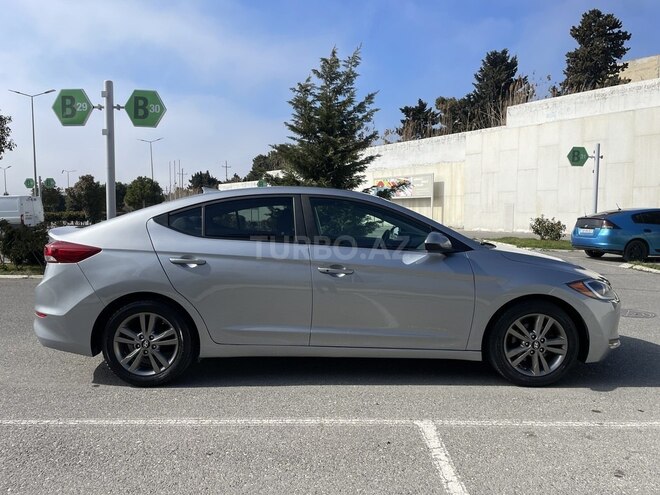 Hyundai Elantra-11